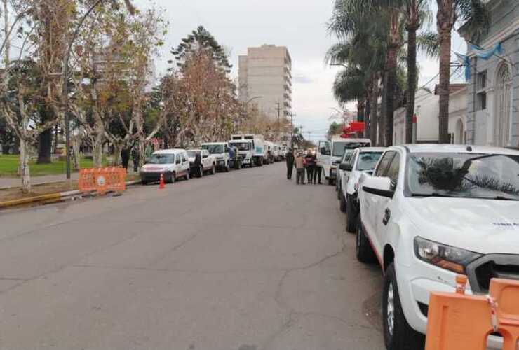 Ins&oacute;lito. Los veh&iacute;culos municipales salieron del corral&oacute;n pero para una manifestaci&oacute;n organizada por la Municipalidad
