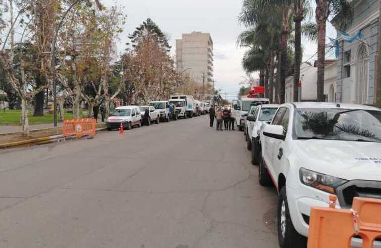 Insólito. Los vehículos municipales salieron del corralón pero para una manifestación organizada por la Municipalidad Insólito. Los vehículos municipales salieron del corralón pero para una manifestación organizada por la Municipalidad