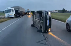 Imagen de Fuerte choque y vuelco en la autopista Rosario�Buenos Aires gener&oacute; importantes demoras