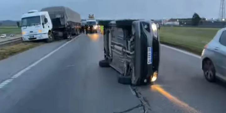 Imagen de Fuerte choque y vuelco en la autopista Rosario�Buenos Aires gener&oacute; importantes demoras