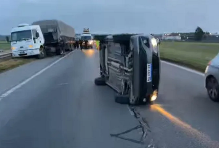 Imagen de Fuerte choque y vuelco en la autopista Rosario�Buenos Aires gener&oacute; importantes demoras
