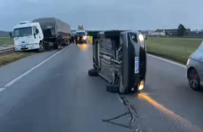 Imagen de Fuerte choque y vuelco en la autopista Rosario�Buenos Aires gener&oacute; importantes demoras