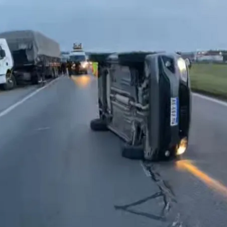 Imagen de Fuerte choque y vuelco en la autopista Rosario�Buenos Aires gener&oacute; importantes demoras