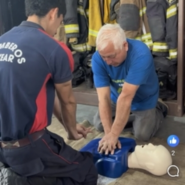 Imagen de Bomberos Voluntarios de Alvear capacitaron en primeros auxilios a emprendedores y artesanos locales