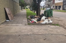 Imagen de Crecen los reclamos por la acumulaci&oacute;n de basura en Arroyo Seco: malestar en calle Hip&oacute;lito Yrigoyen