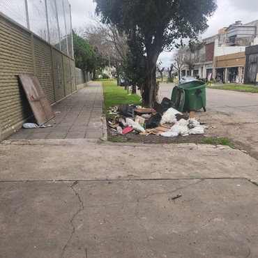 Imagen de Crecen los reclamos por la acumulaci&oacute;n de basura en Arroyo Seco: malestar en calle Hip&oacute;lito Yrigoyen