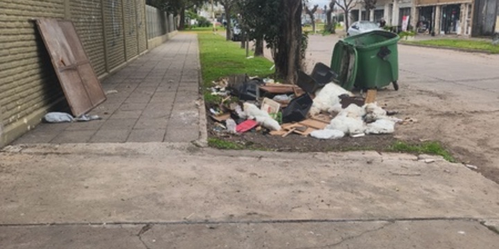 Imagen de Crecen los reclamos por la acumulaci&oacute;n de basura en Arroyo Seco: malestar en calle Hip&oacute;lito Yrigoyen