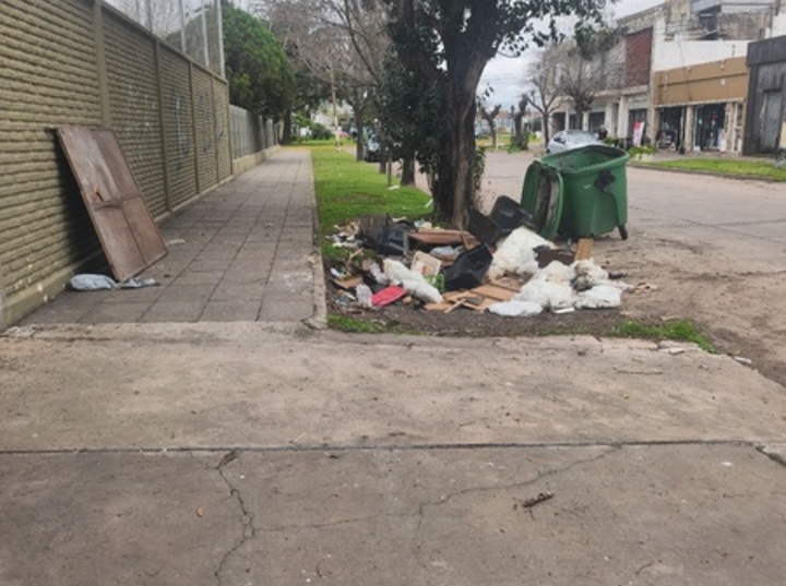 Imagen de Crecen los reclamos por la acumulaci&oacute;n de basura en Arroyo Seco: malestar en calle Hip&oacute;lito Yrigoyen