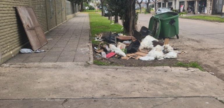 Imagen de Crecen los reclamos por la acumulaci&oacute;n de basura en Arroyo Seco: malestar en calle Hip&oacute;lito Yrigoyen