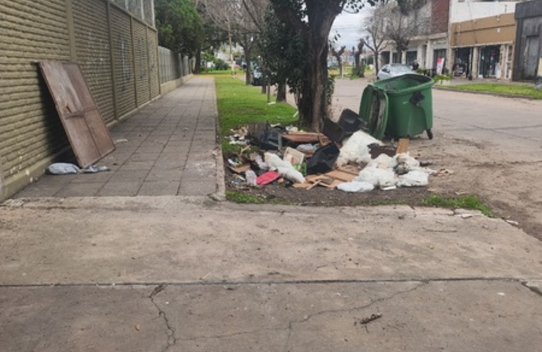 Imagen de Crecen los reclamos por la acumulaci&oacute;n de basura en Arroyo Seco: malestar en calle Hip&oacute;lito Yrigoyen