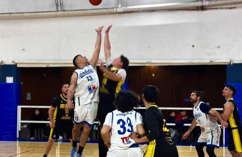 Imagen de Athletic volvi&oacute; a hacerse fuerte en casa y venci&oacute; 65-50 a Saladillo B
