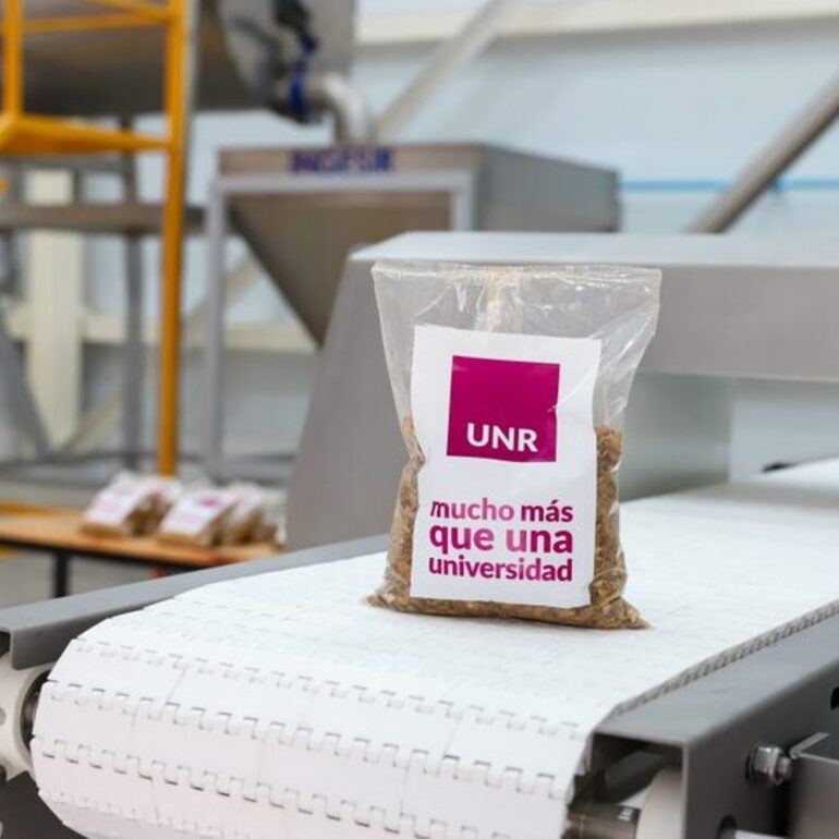 Imagen de La UNR inaugur&oacute; una Planta P&uacute;blica de Alimentos con capacidad para 320 mil raciones anuales