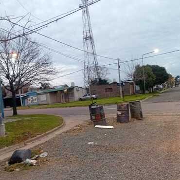 Imagen de Reclamo vecinal: denuncian abandono de obra y acumulaci&oacute;n de residuos en Urquiza y Avellaneda