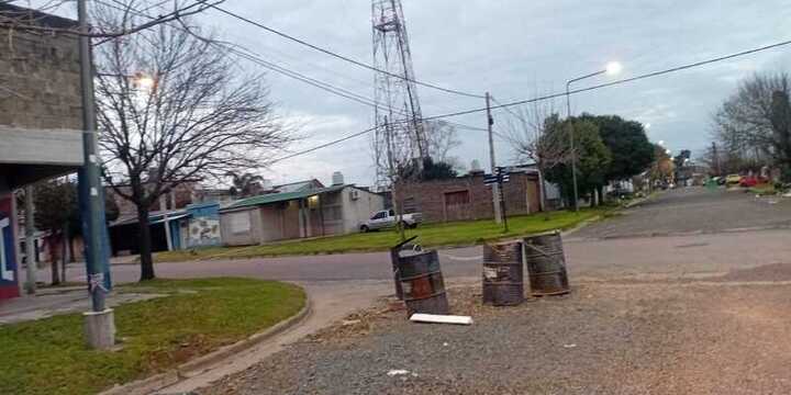 Imagen de Reclamo vecinal: denuncian abandono de obra y acumulaci&oacute;n de residuos en Urquiza y Avellaneda