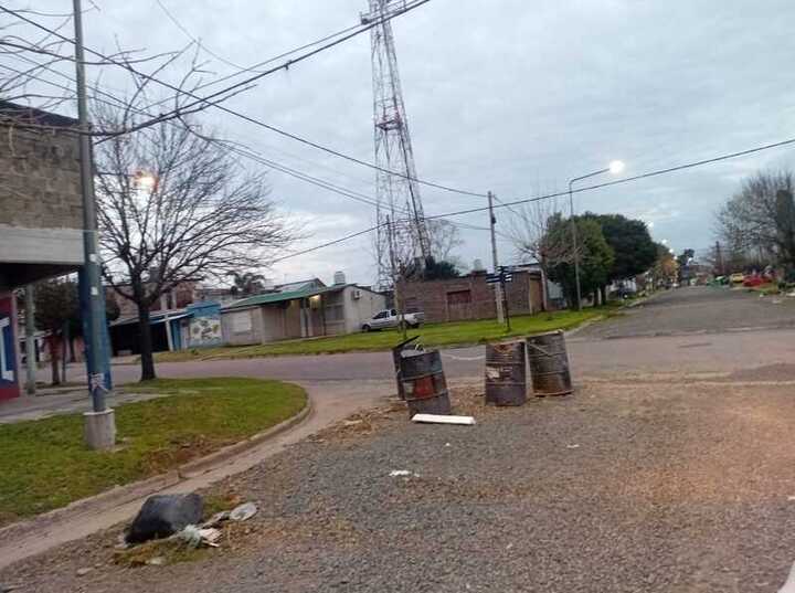 Imagen de Reclamo vecinal: denuncian abandono de obra y acumulaci&oacute;n de residuos en Urquiza y Avellaneda