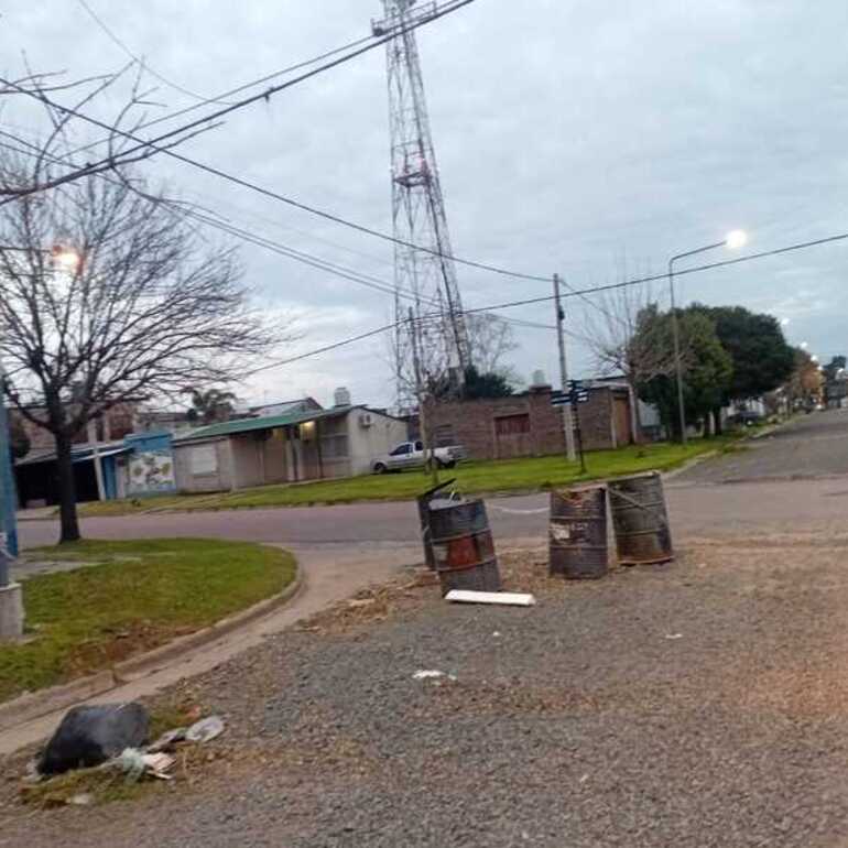 Imagen de Reclamo vecinal: denuncian abandono de obra y acumulaci&oacute;n de residuos en Urquiza y Avellaneda