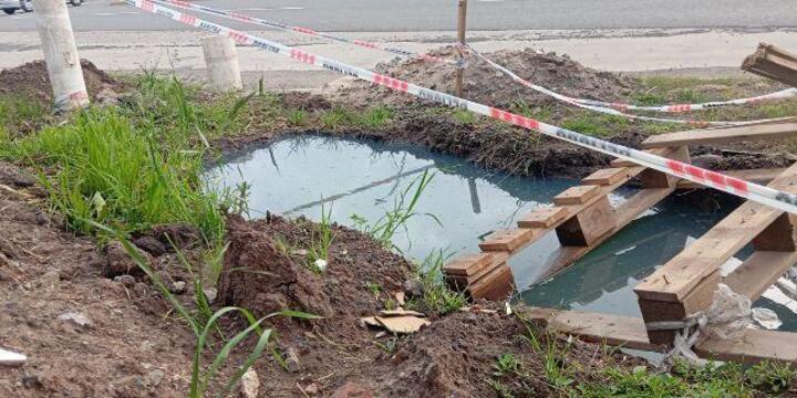 Imagen de Vecinos reclaman por el desborde de una cloaca en la intersección de Ruta 21 y Kennedy Imagen de Vecinos reclaman por el desborde de una cloaca en la intersección de Ruta 21 y Kennedy