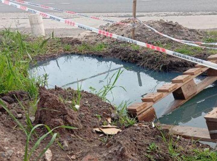 Imagen de Vecinos reclaman por el desborde de una cloaca en la intersecci&oacute;n de Ruta 21 y Kennedy