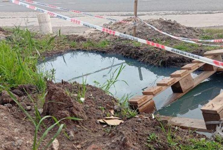 Imagen de Vecinos reclaman por el desborde de una cloaca en la intersecci&oacute;n de Ruta 21 y Kennedy