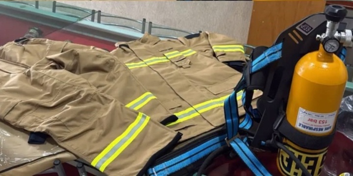 Imagen de Bomberos Voluntarios recibieron un equipo estructural y uno autónomo donados por el Grupo Albanesi Imagen de Bomberos Voluntarios recibieron un equipo estructural y uno autónomo donados por el Grupo Albanesi