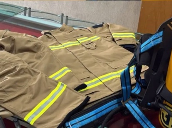 Imagen de Bomberos Voluntarios recibieron un equipo estructural y uno autónomo donados por el Grupo Albanesi Imagen de Bomberos Voluntarios recibieron un equipo estructural y uno autónomo donados por el Grupo Albanesi