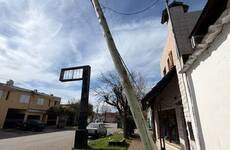 Imagen de Peligro latente en barrio Athletic: vecinos reclaman por un poste al borde del colapso