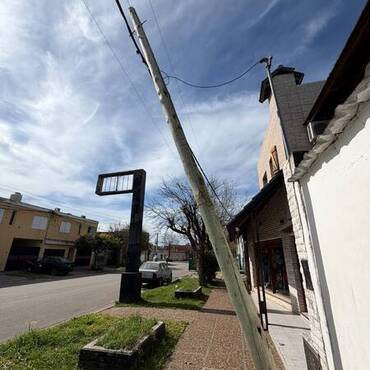 Imagen de Peligro latente en barrio Athletic: vecinos reclaman por un poste al borde del colapso