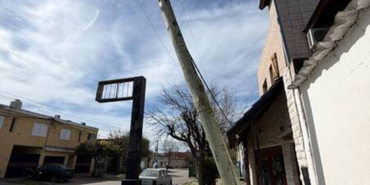Imagen de Peligro latente en barrio Athletic: vecinos reclaman por un poste al borde del colapso