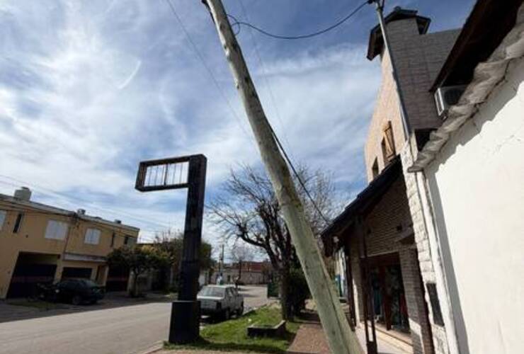 Imagen de Peligro latente en barrio Athletic: vecinos reclaman por un poste al borde del colapso