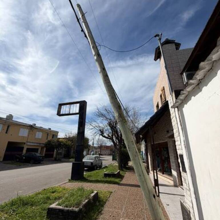 Imagen de Peligro latente en barrio Athletic: vecinos reclaman por un poste al borde del colapso