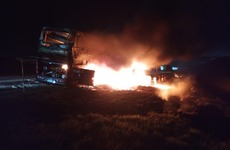 Imagen de Un colectivo de la empresa Lauri se incendi&oacute; por completo en la Autopista a la altura de Alvear