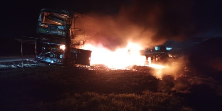 Imagen de Un colectivo de la empresa Lauri se incendi&oacute; por completo en la Autopista a la altura de Alvear
