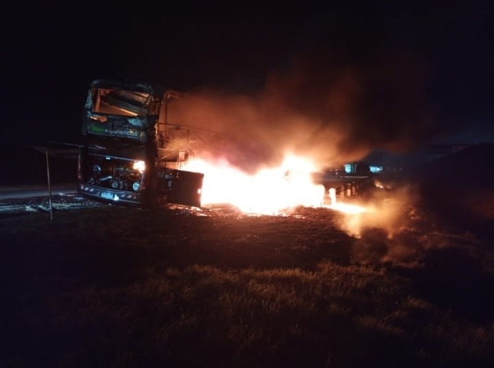 Imagen de Un colectivo de la empresa Lauri se incendió por completo en la Autopista a la altura de Alvear Imagen de Un colectivo de la empresa Lauri se incendió por completo en la Autopista a la altura de Alvear