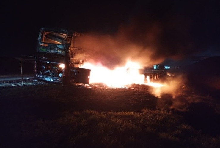 Imagen de Un colectivo de la empresa Lauri se incendi&oacute; por completo en la Autopista a la altura de Alvear