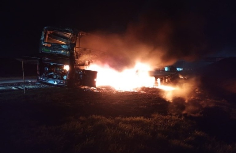 Imagen de Un colectivo de la empresa Lauri se incendi&oacute; por completo en la Autopista a la altura de Alvear