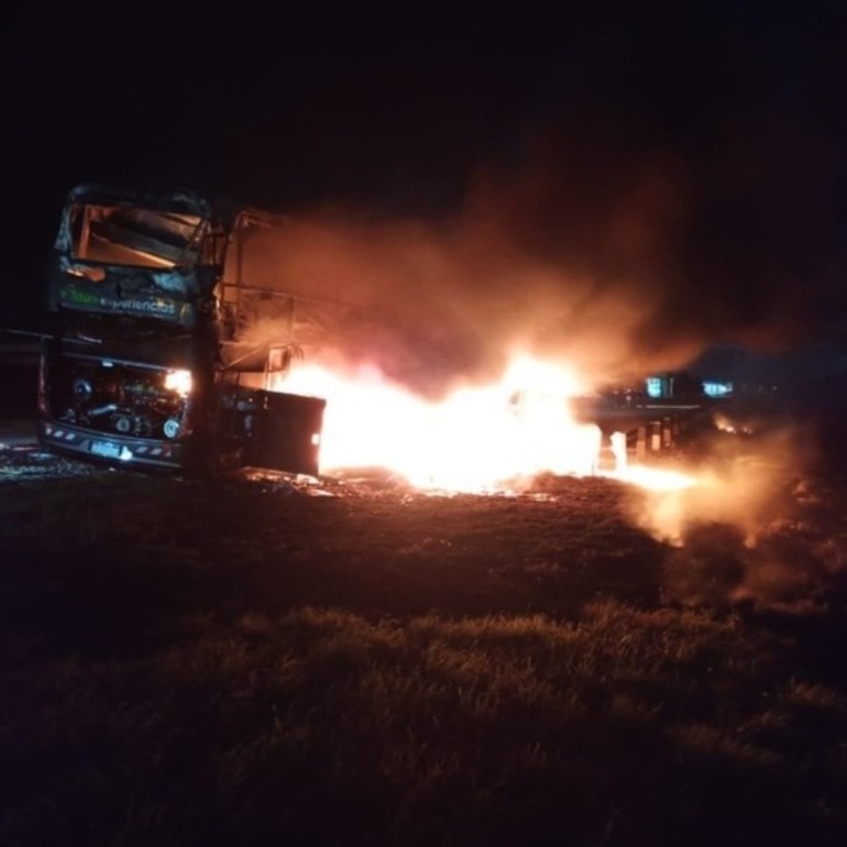 Imagen de Un colectivo de la empresa Lauri se incendi&oacute; por completo en la Autopista a la altura de Alvear