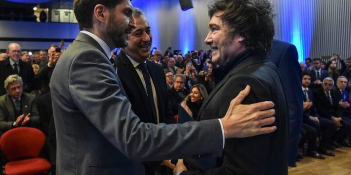Imagen de Maximiliano Pullaro reclam&oacute; ante Javier Milei la eliminaci&oacute;n de las retenciones al campo y pidi&oacute; apostar al desarrollo productivo