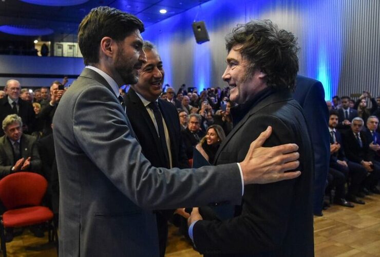 Imagen de Maximiliano Pullaro reclam&oacute; ante Javier Milei la eliminaci&oacute;n de las retenciones al campo y pidi&oacute; apostar al desarrollo productivo
