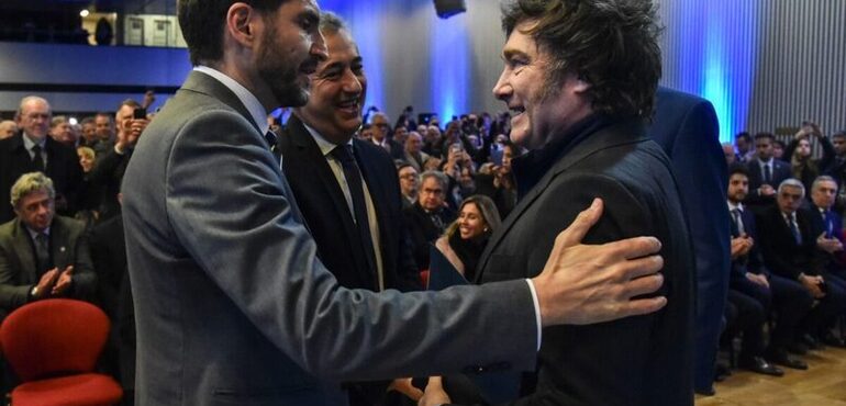 Imagen de Maximiliano Pullaro reclam&oacute; ante Javier Milei la eliminaci&oacute;n de las retenciones al campo y pidi&oacute; apostar al desarrollo productivo