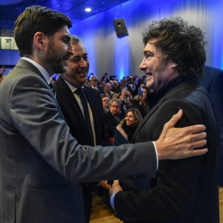 Imagen de Maximiliano Pullaro reclam&oacute; ante Javier Milei la eliminaci&oacute;n de las retenciones al campo y pidi&oacute; apostar al desarrollo productivo