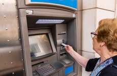 Imagen de Los bancos impulsan el cobro por cajero autom&aacute;tico para jubilados y se reduce la atenci&oacute;n por ventanilla