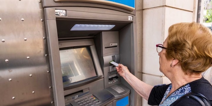 Imagen de Los bancos impulsan el cobro por cajero autom&aacute;tico para jubilados y se reduce la atenci&oacute;n por ventanilla