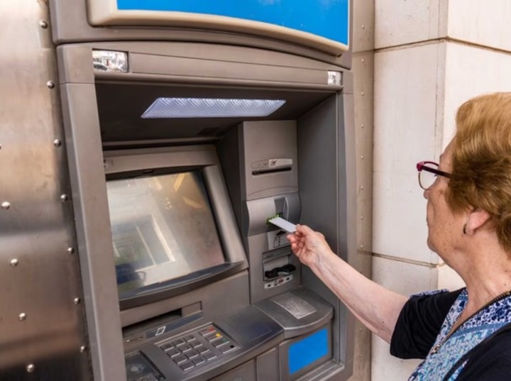 Imagen de Los bancos impulsan el cobro por cajero autom&aacute;tico para jubilados y se reduce la atenci&oacute;n por ventanilla