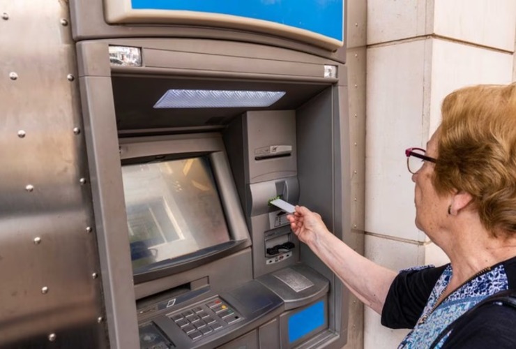 Imagen de Los bancos impulsan el cobro por cajero autom&aacute;tico para jubilados y se reduce la atenci&oacute;n por ventanilla