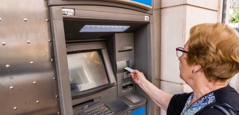 Imagen de Los bancos impulsan el cobro por cajero autom&aacute;tico para jubilados y se reduce la atenci&oacute;n por ventanilla