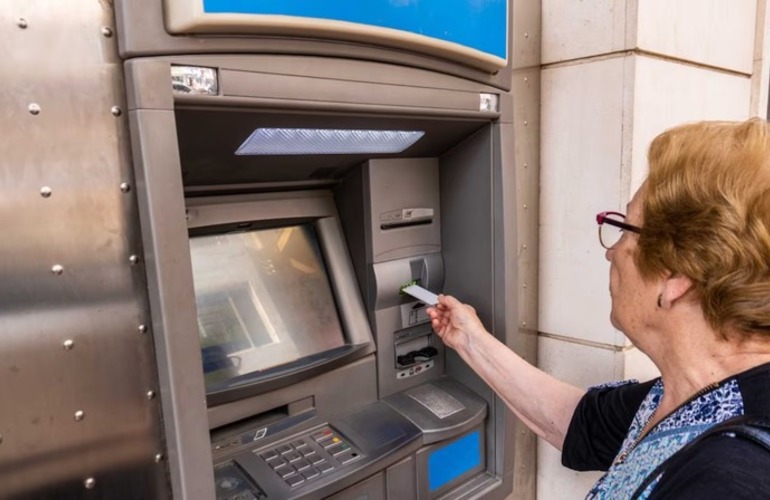 Imagen de Los bancos impulsan el cobro por cajero autom&aacute;tico para jubilados y se reduce la atenci&oacute;n por ventanilla