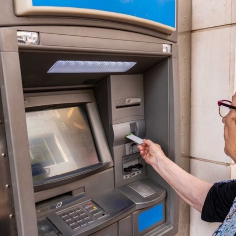 Imagen de Los bancos impulsan el cobro por cajero autom&aacute;tico para jubilados y se reduce la atenci&oacute;n por ventanilla