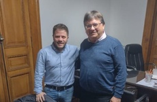 El presidente comunal de Albarellos junto al funcionario provincial.