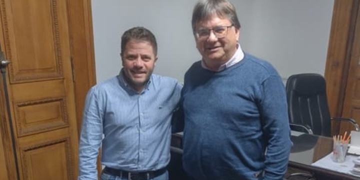 El presidente comunal de Albarellos junto al funcionario provincial.
