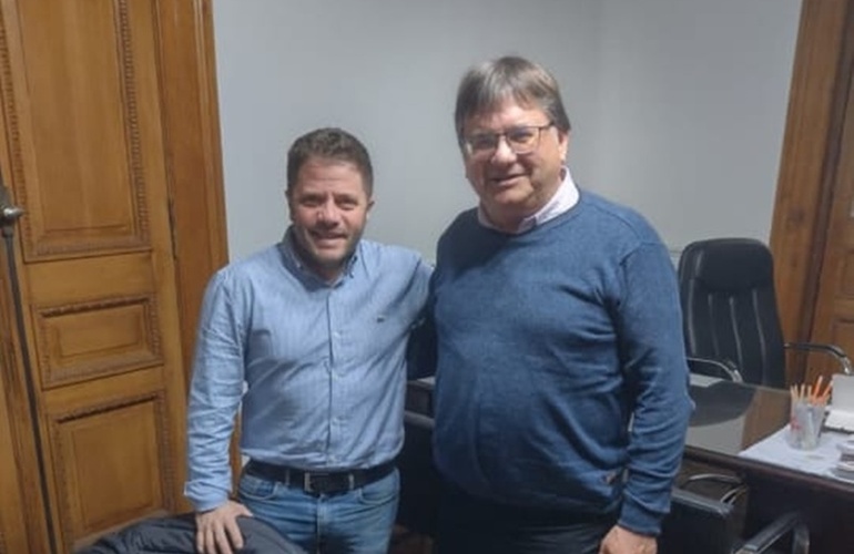 El presidente comunal de Albarellos junto al funcionario provincial.